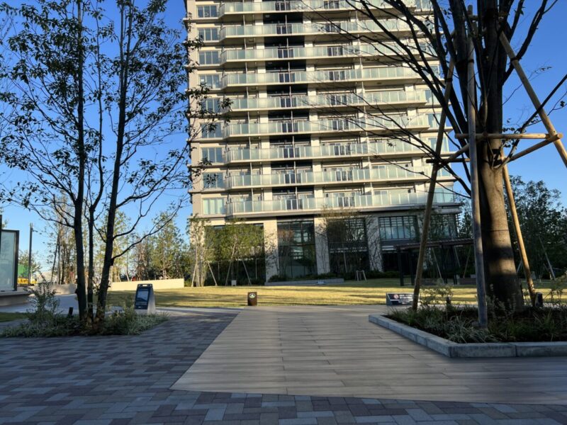 豊かな公開空地と素敵なエントランスアプローチ ブリリアタワー聖蹟桜ヶ丘