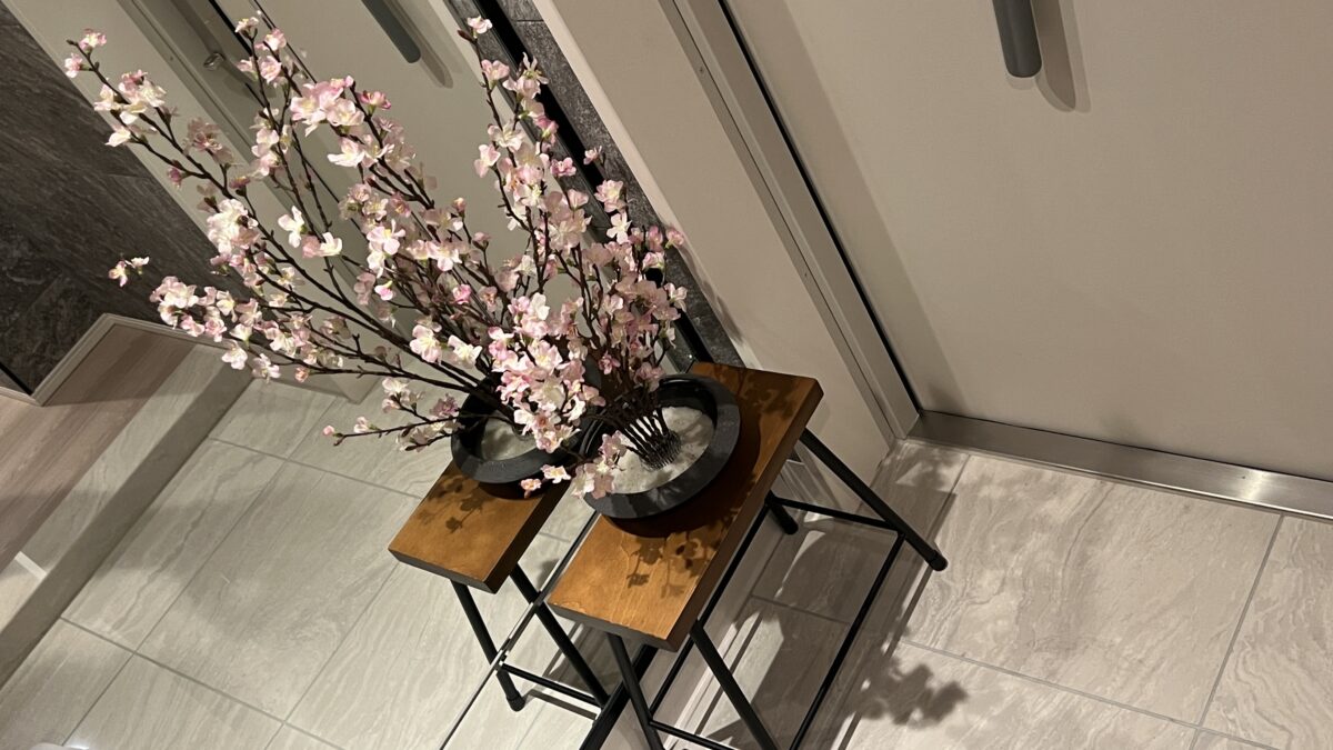 玄関周りにおしゃれな桜とホテルライクなスツール
